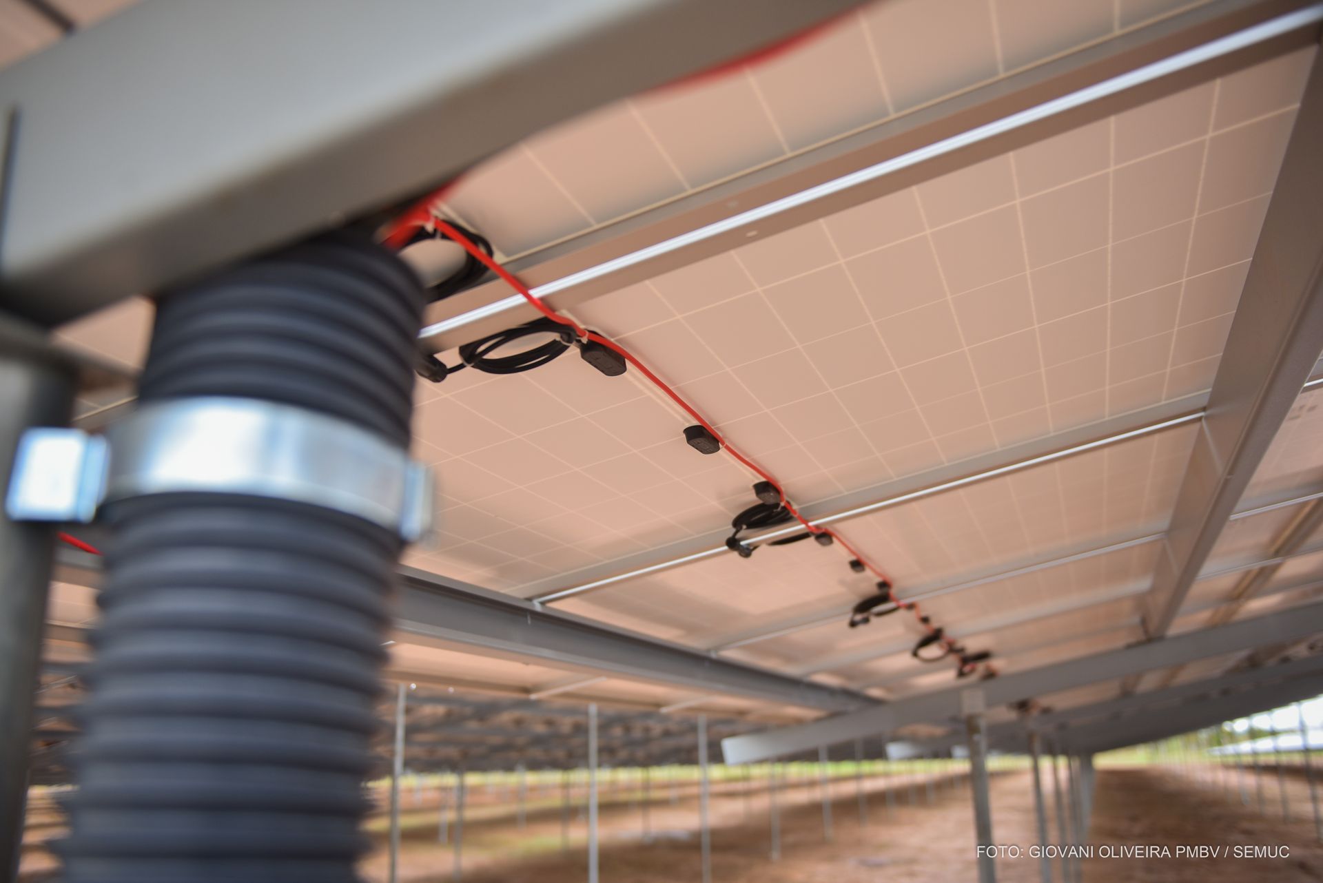 Detalhe da estrutura e instalação dos painéis solares